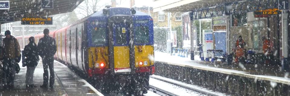 train_at_teddington_station_in_snow